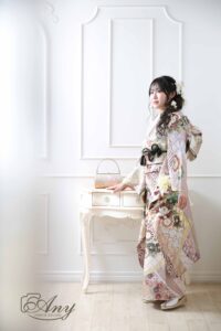 くすみ系振袖ベージュ桂由美