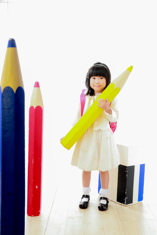 鉛筆の小道具を持った入学写真