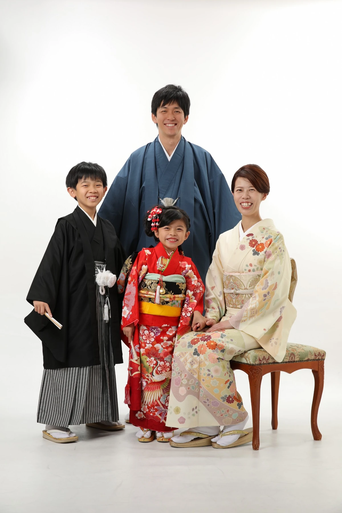 七五三のカジュアル家族写真。家族みんなの笑顔を残す写真